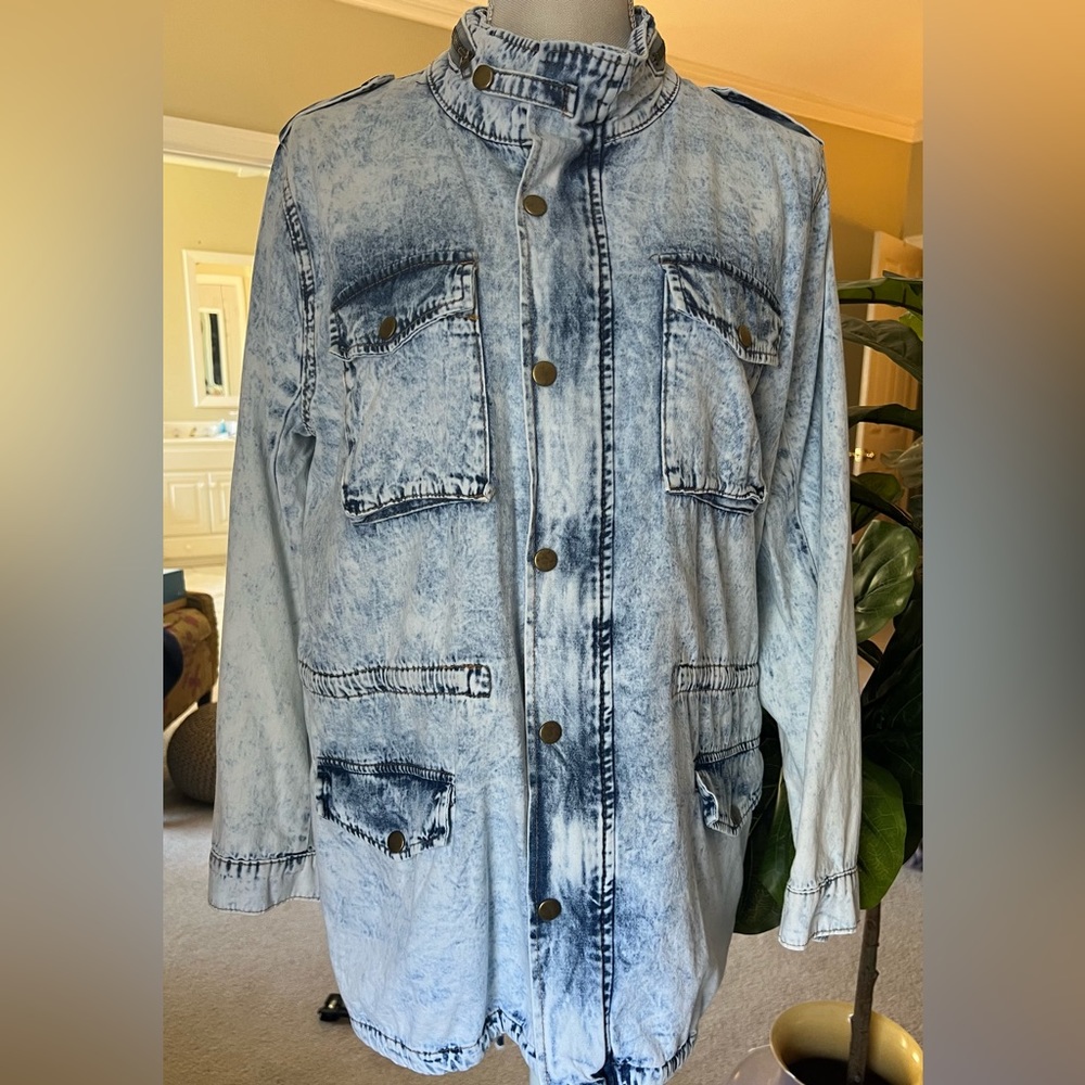 Hayden of Los Angeles acid wash denim jean car length jacket. Size M